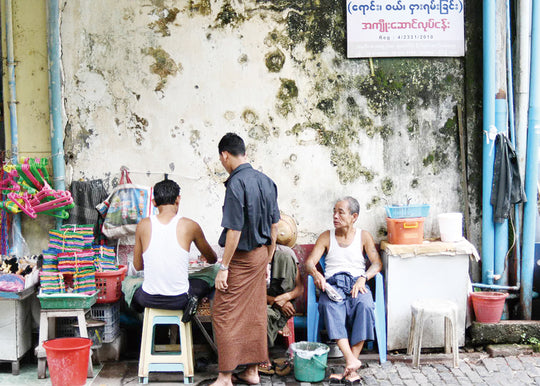 ミャンマーの人々の普段着、「ロンジー」